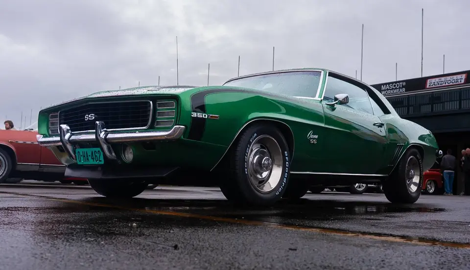 Klassieke auto in de regen - automotive shoot